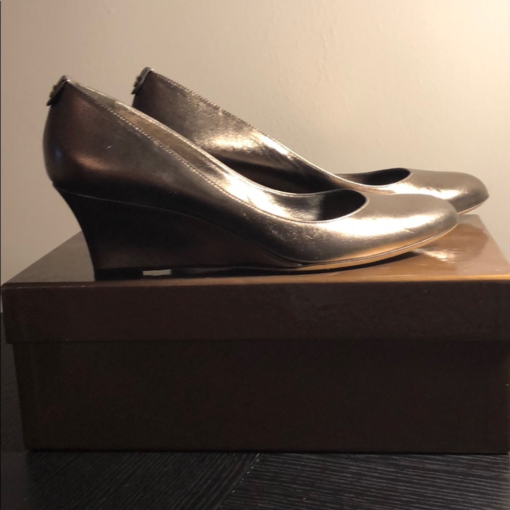 Authentic sz 8 Gold Patent Leather Gucci Wedges!